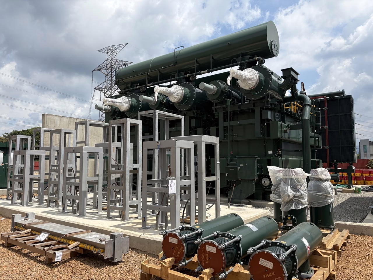 專業 161kV 大型電力變壓器現地噴塗與安裝服務。提供完整施工實績，包含設備防蝕塗裝、組裝過程紀錄與高標準施工品質管理Expert 161kV power transformer on-site painting and installation services. View our step-by-step assembly process, corrosion protection, and professional engineering solutions