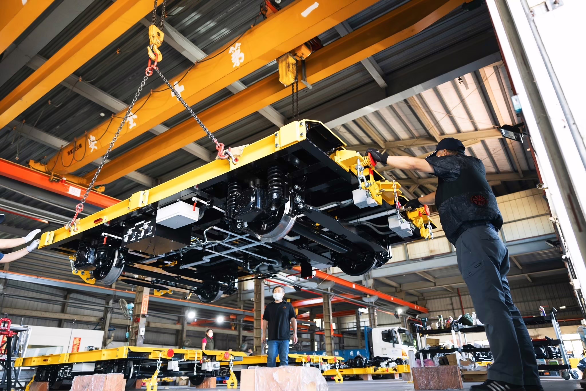 高鐵外殼噴塗、捷運車體塗裝、軌道交通防護漆、車輛表面處理、氟碳噴塗 (Fluorocarbon coating)、抗 UV 塗料、耐磨耗塗裝、符合軌道車輛阻燃/安全規範