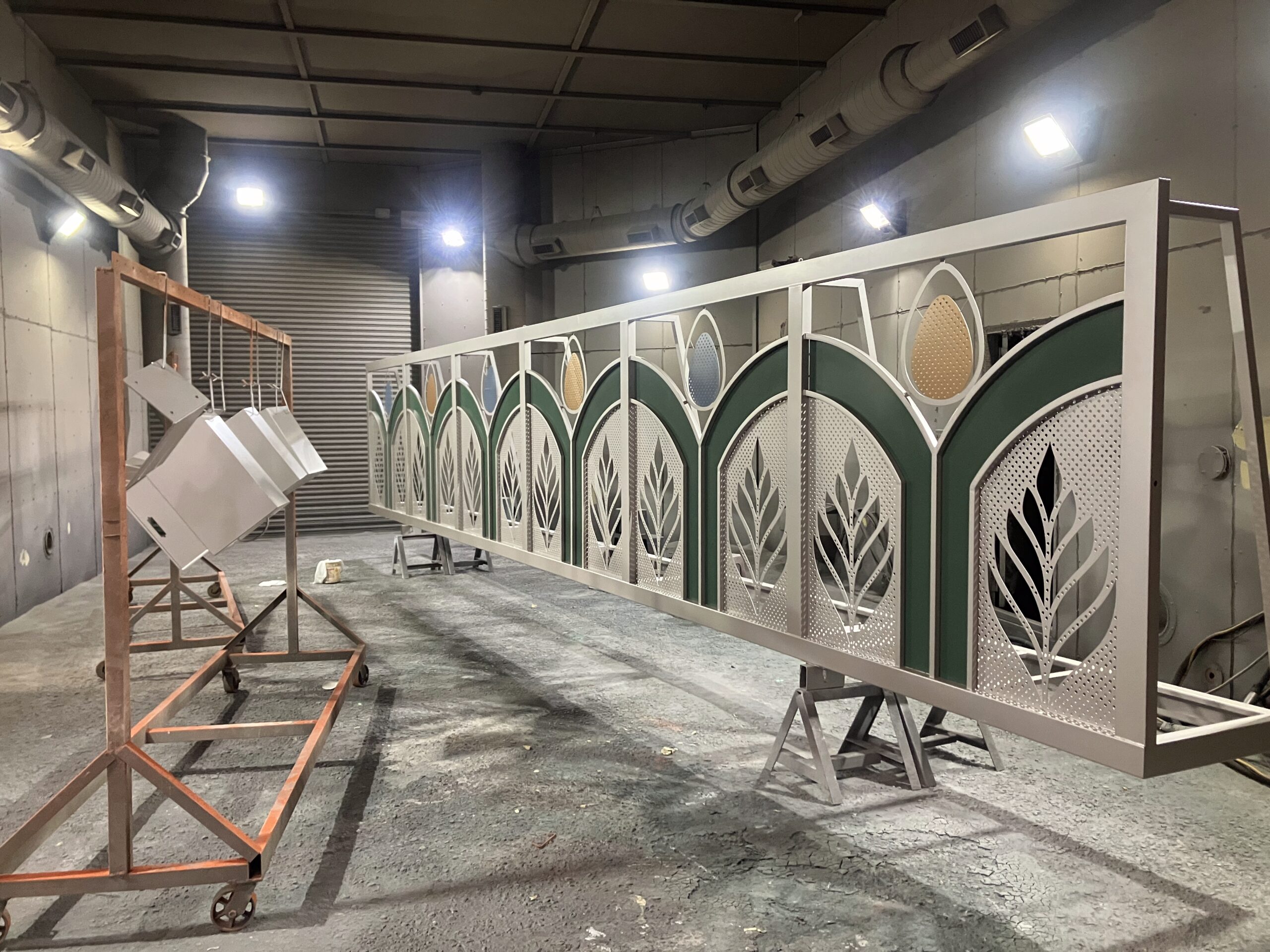 中正國中校門塗裝 伸縮門噴塗、大門翻新、建築五金塗裝、液體塗裝施工、金屬表面處理、防鏽塗裝、耐候性漆料、氟碳噴塗、台中大門噴塗、建案工程承包、社區門面維護