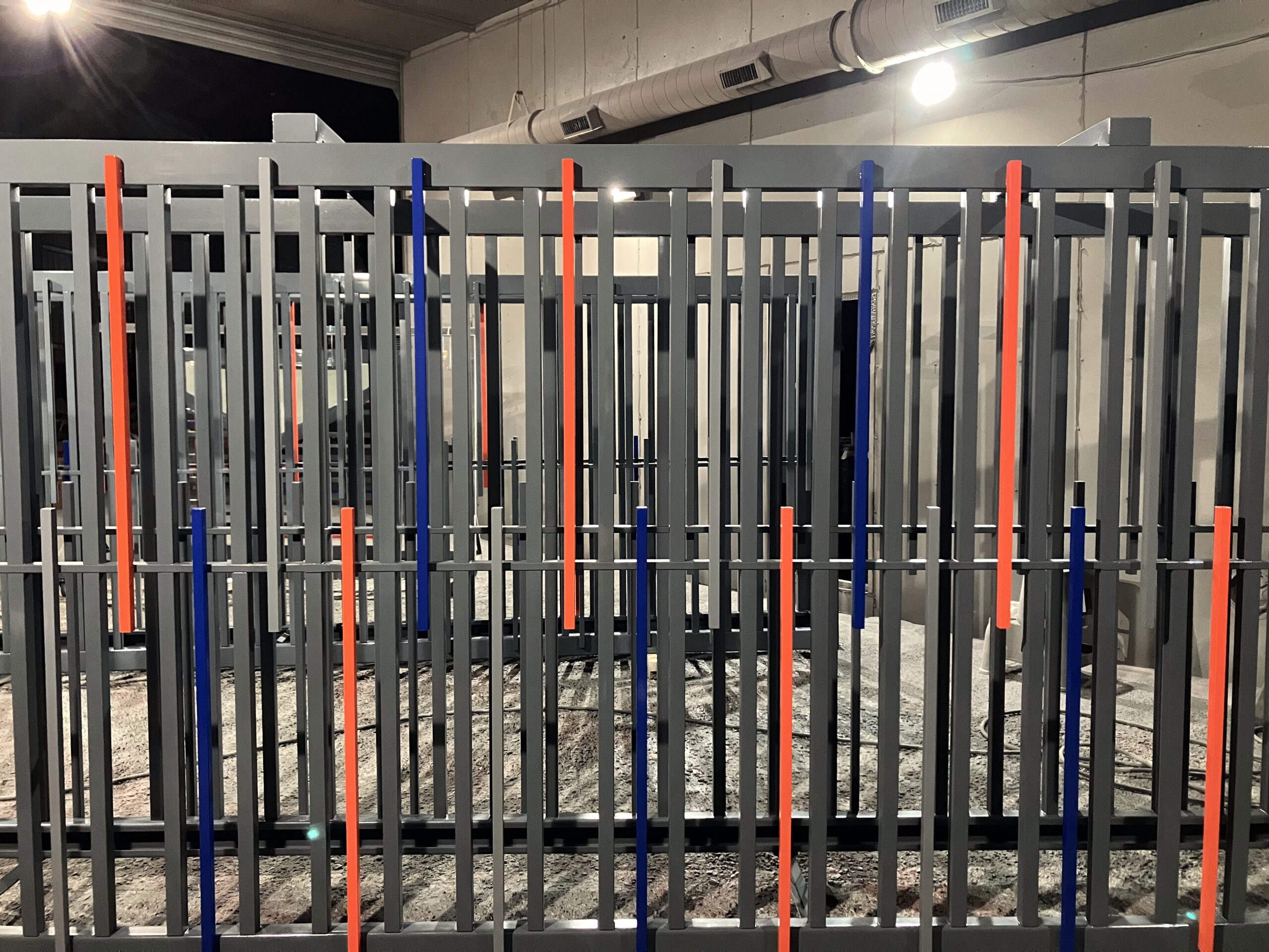 伸縮門噴塗、大門翻新、建築五金塗裝、液體塗裝施工、金屬表面處理、防鏽塗裝、耐候性漆料、氟碳噴塗、台中大門噴塗、建案工程承包、社區門面維護